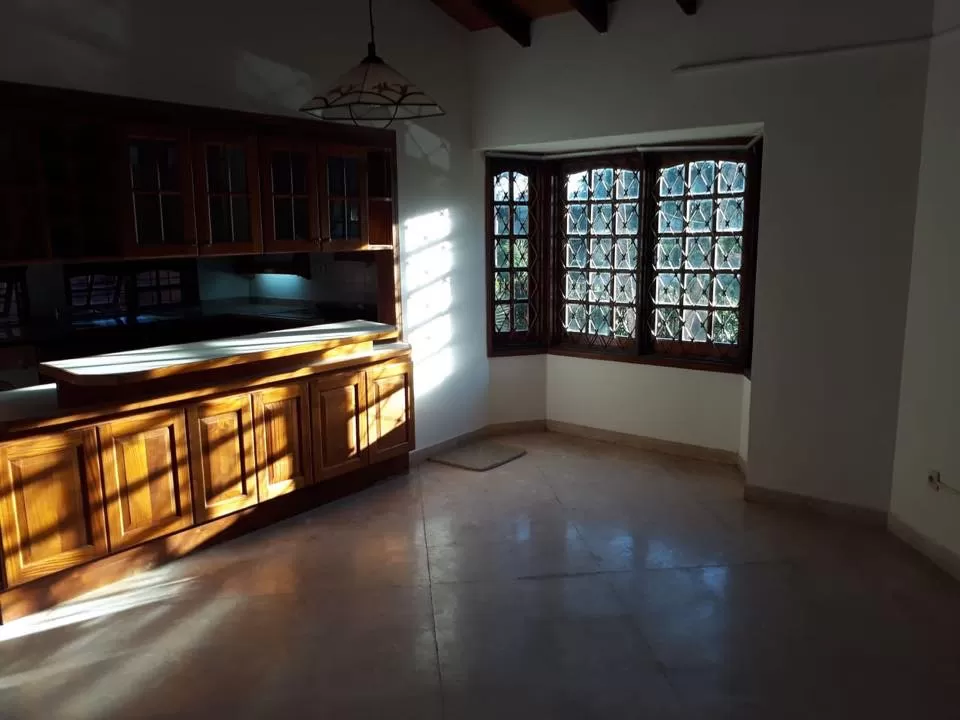 vendo casa en barrio molino luque con piscina y amplio patio — foto 3