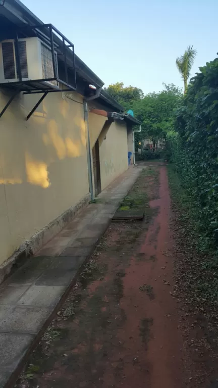 VENDO CASA A PASOS DE LA AVENIDA PERON — foto 2