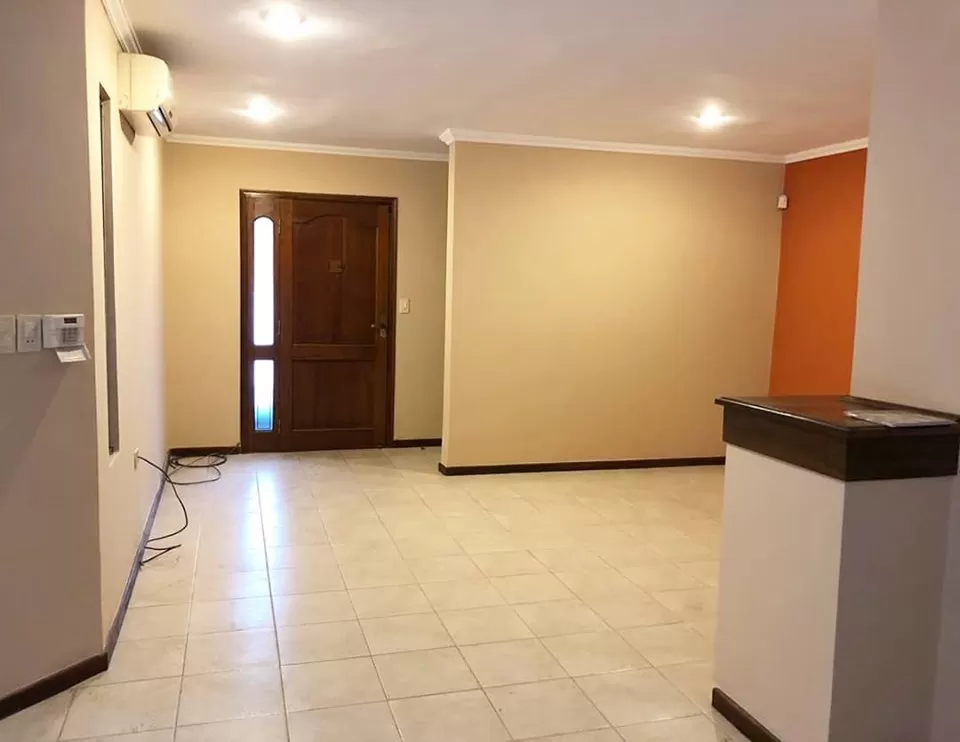 VENDO AMPLIO DUPLEX DE 4 DORMITORIOS! BARRIO LOS LAURELES — foto 2