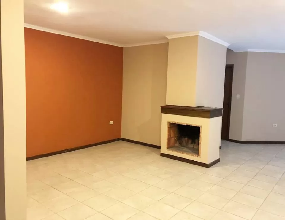 VENDO AMPLIO DUPLEX DE 4 DORMITORIOS! BARRIO LOS LAURELES — foto 3