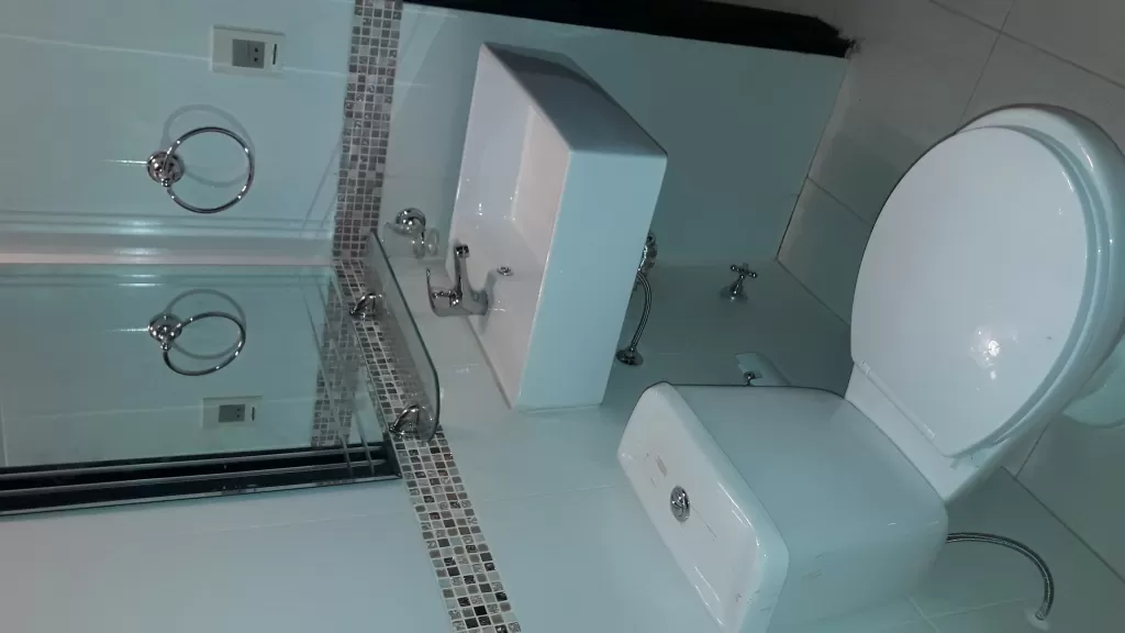 VENDO DUPLEX Z SHOPPING MARIANO. UBICADA SOBRE DOBLE AVDA. — foto 3