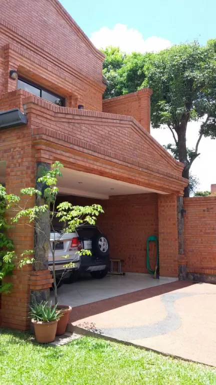 VENDO POR VIAJE HERMOSA RESIDENCIA EN LOS LAURELES — foto 2