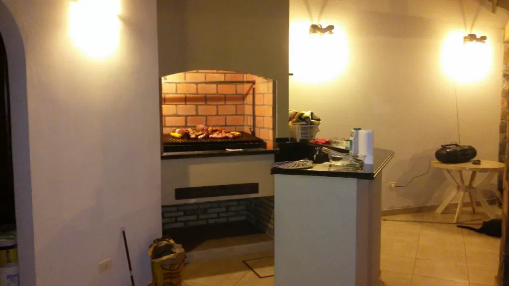 VENDO POR VIAJE HERMOSA RESIDENCIA EN LOS LAURELES — foto 3