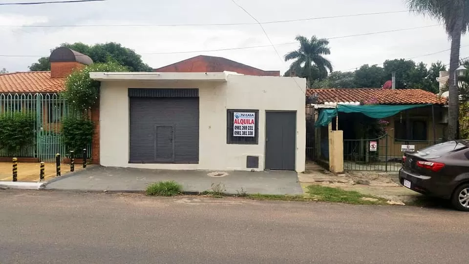 ALQUILO LOCAL COMERCIAL EN EL BARRIO MBURUCUYA SOBRE CALLE ASFALTADA. — foto 2