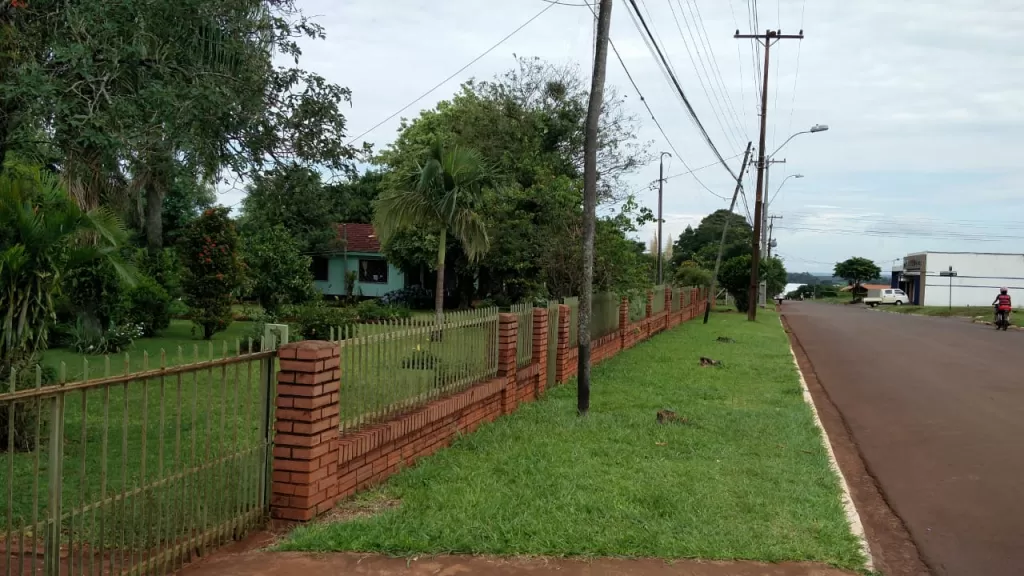Vendo Terreno en Hohenau Centro con 2 casas - Superficie 3.000m2 — foto 2