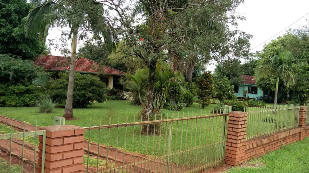 Vendo Terreno en Hohenau Centro con 2 casas - Superficie 3.000m2 — foto 3