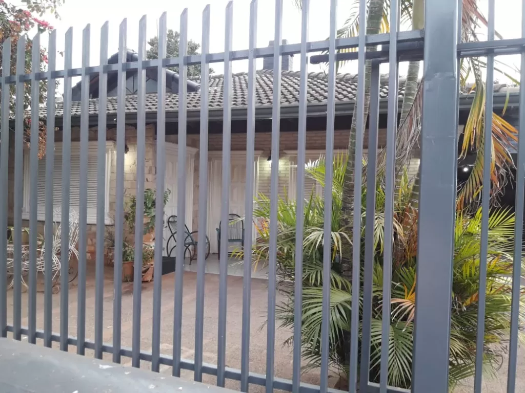 Hermosa Casa a metros de Avelino Martinez, Avda Fernando de la Mora Y supermercado Stock — foto 3