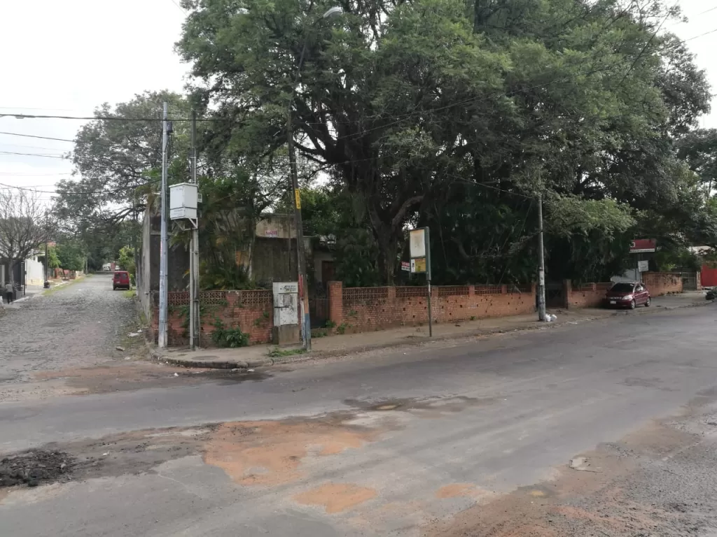 Casa Grande Sobre Colon A La Vuelta Del Estadio De Los Defensores Del Chaco — foto 2