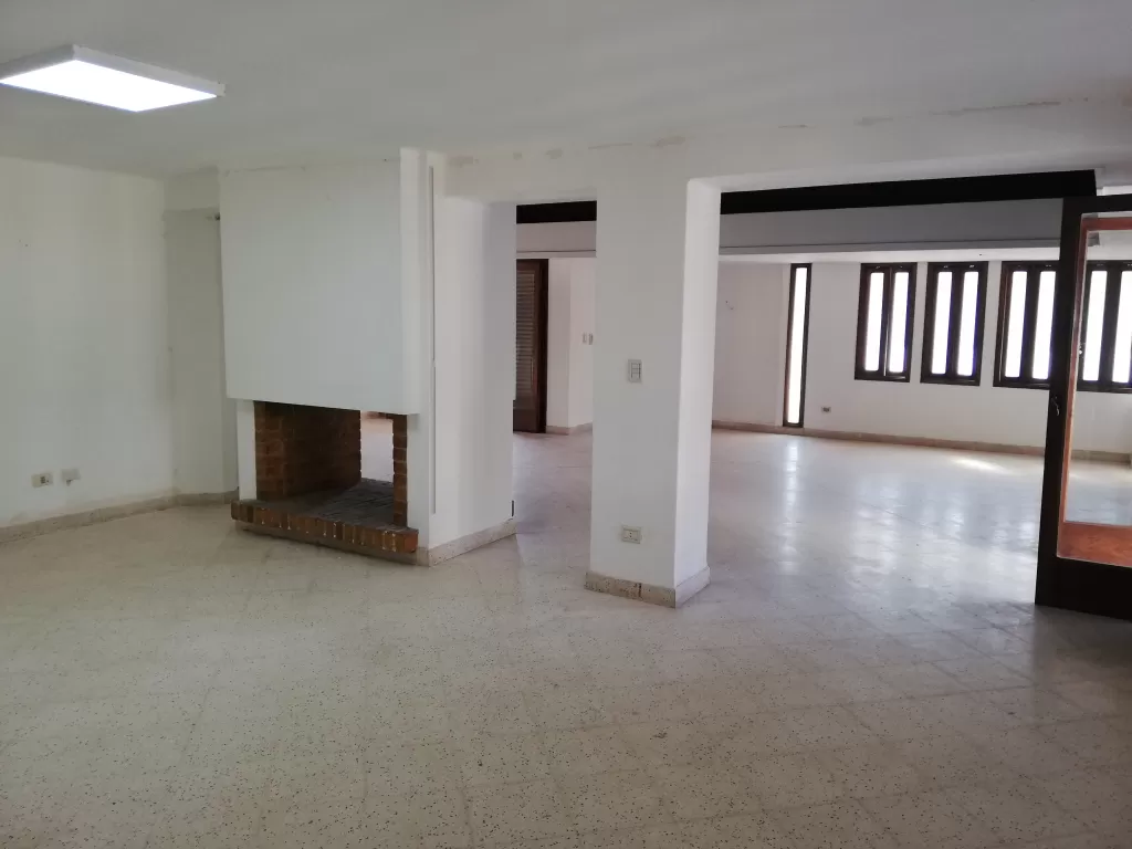 MANORA A PASOS DE ESPAÑAAMPLIA CASA IDEAL P OFICINA — foto 3