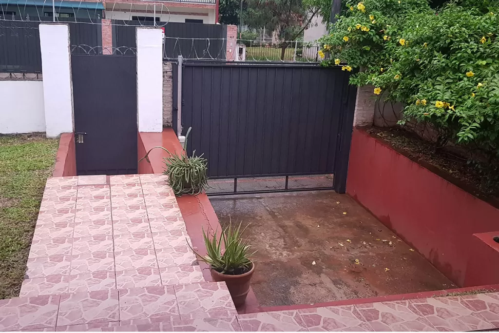 VENDO HERMOSA RESIDENCIA EN LAMBARE (BARRIO STA. ROSA.) — foto 3
