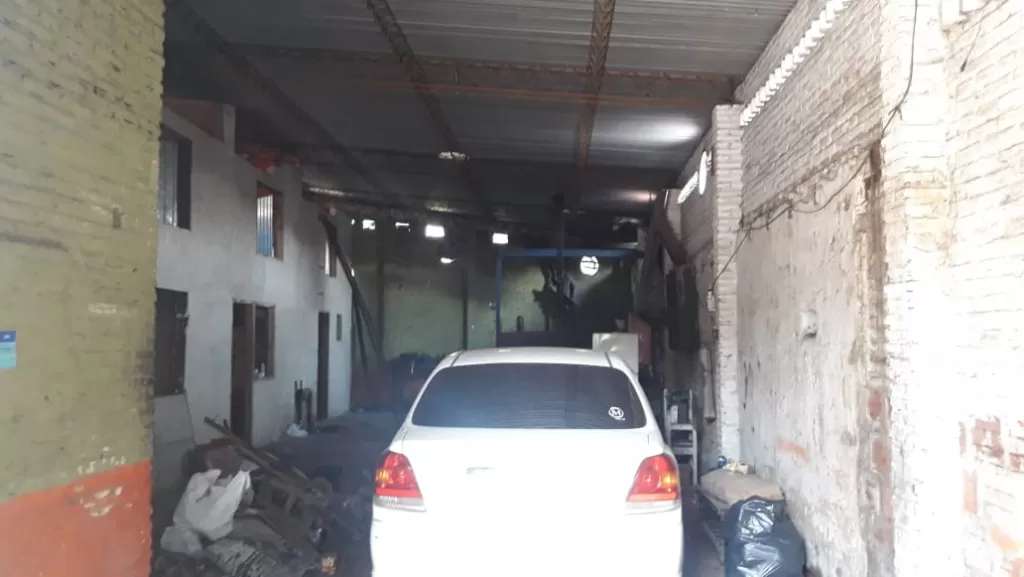 VENDO DEPOSITO TINGLADO EN LAMBARÉ SOBRE CALLE ASFALTADA — foto 2