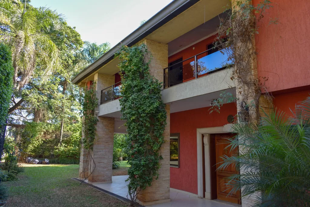 VENDO LUJOSA RESIDENCIA EN BARRIO LOS LAURELES ASUNCION — foto 2