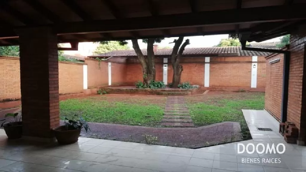 En venta casa 2pisos 4 dorm Lambaré — foto 3
