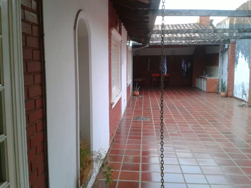 Vendo amplia casa en Barrio Obrero sobre calle asfaltada — foto 3