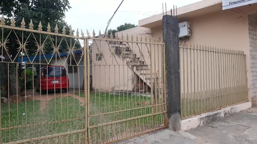 CASA CON 2 SALONES COMERCIALES 3 DORMITORIOS EN BARRIO SAN ANTONIO — foto 2