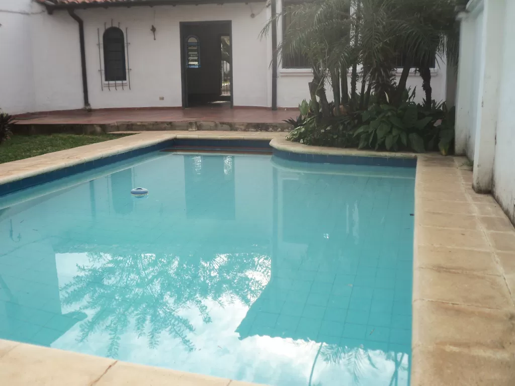 MBURUCUYÁ ELEGANTE RESIDENCIA DE 5 DORMITORIOS PISCINA — foto 2