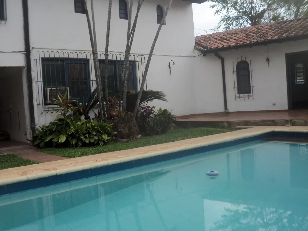 MBURUCUYÁ ELEGANTE RESIDENCIA DE 5 DORMITORIOS PISCINA — foto 3