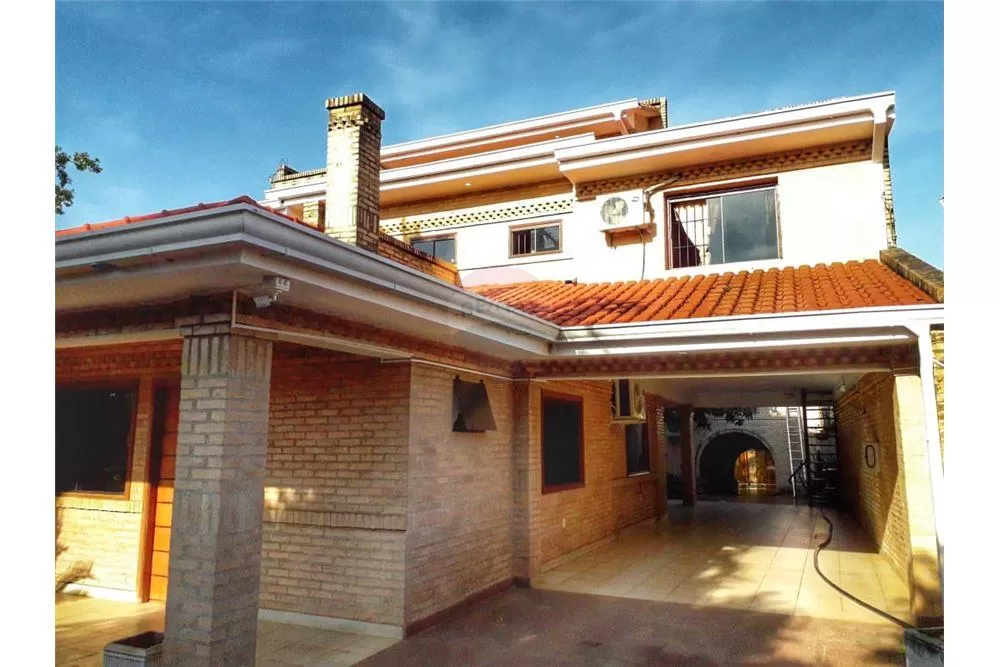 SE VENDE AMPLIA RESIDENCIA EN -BO MIRAFLORES — foto 2