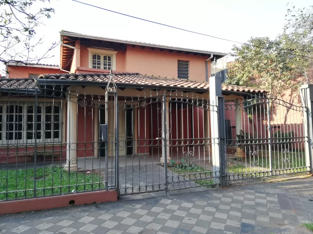 Vendo amplia casa a pasos del shopping multiplaza en barrio san pablo — foto 2