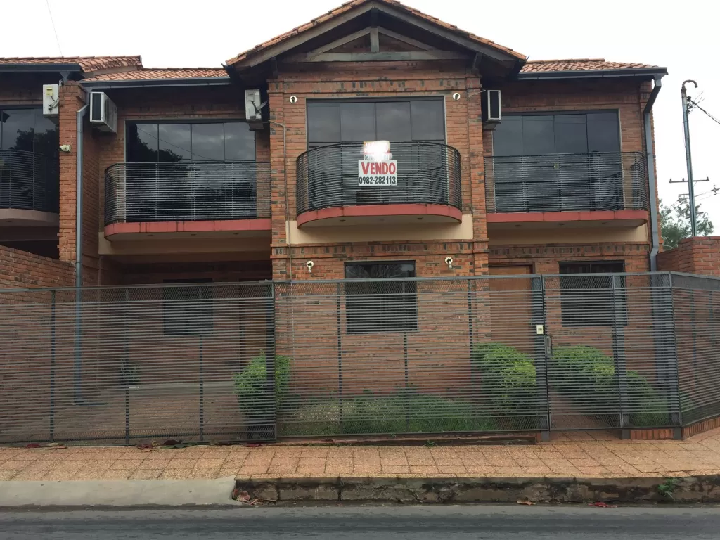 VENDO DUPLEX EN LAMBARE A UNA CUADRA DE CACIQUE — foto 2