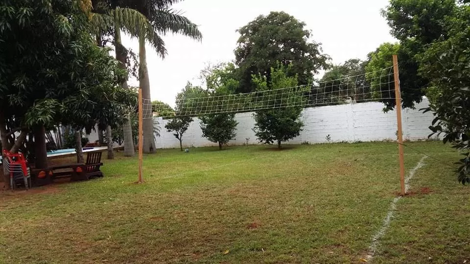 VENDO HERMOSA CASA TIPO QUINTA EN MARIANO ROQUE ALONSO A 2 CUADRAS DE LA TRANSCHACO — foto 2