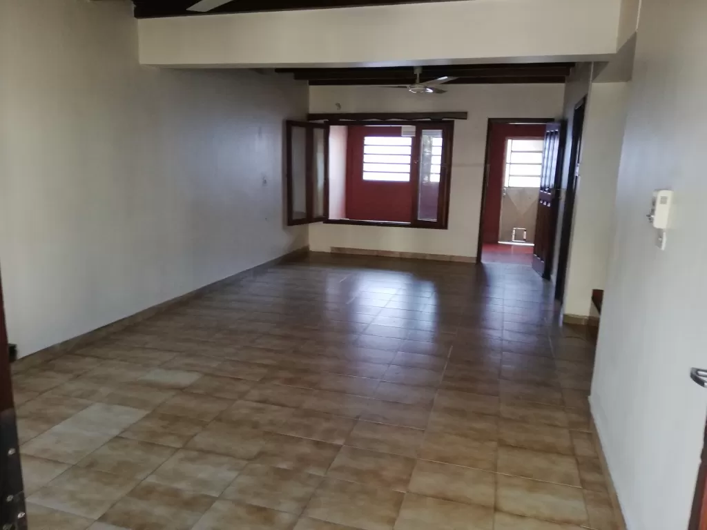 VENDO CASA EN ASUNCIÓN SOBRE AZARA A 2 CUADRAS DE GRAL SANTOS — foto 2