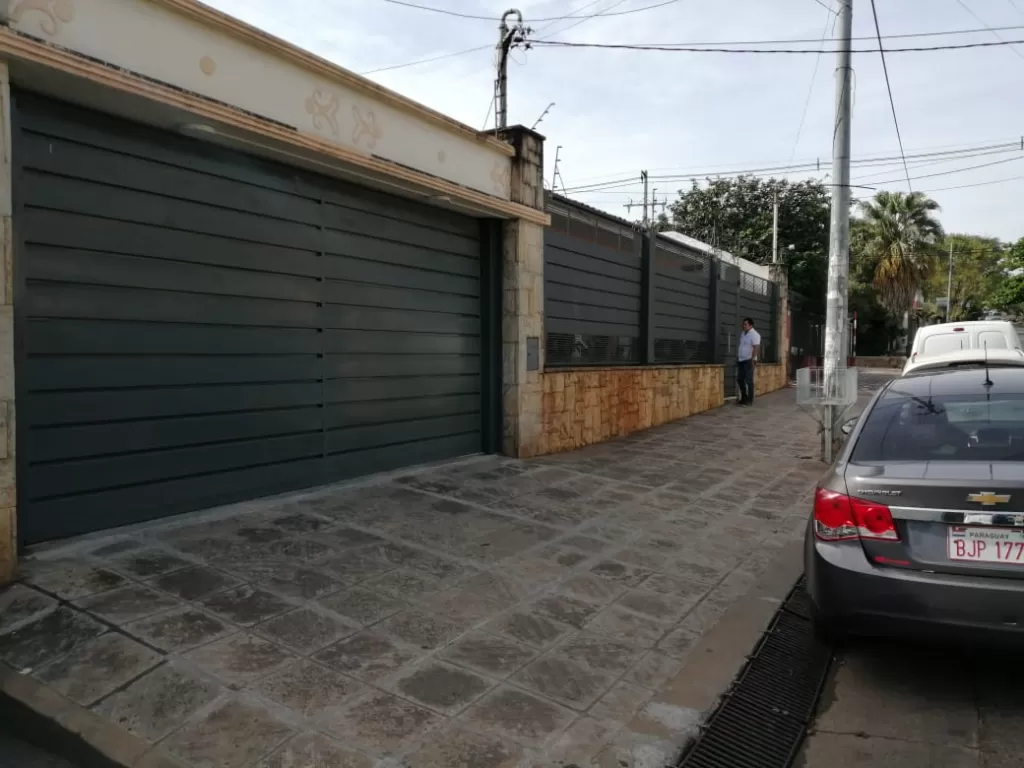 VENDO LUJOSA RESIDENCIA EN BARRIO SAN VICENTE — foto 2