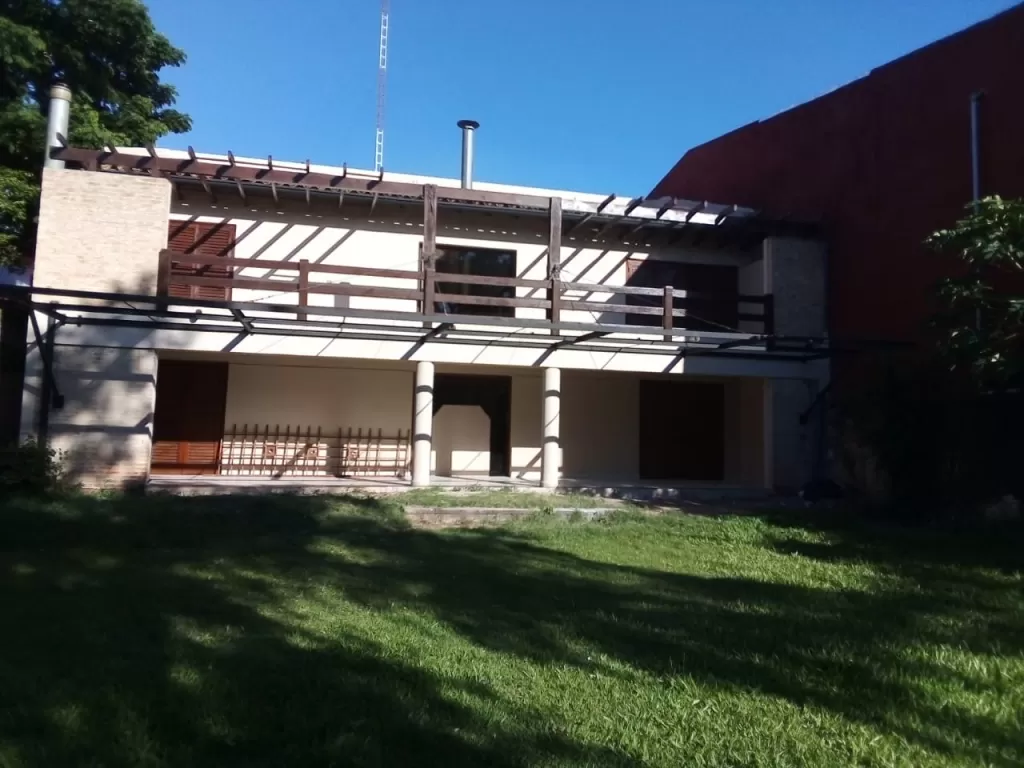 Vendo lujosa residencia sobre Avda. Perón — foto 2