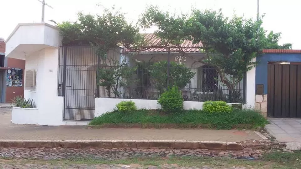 Vendo casa en Lambaré, zona residencial, esquina — foto 2