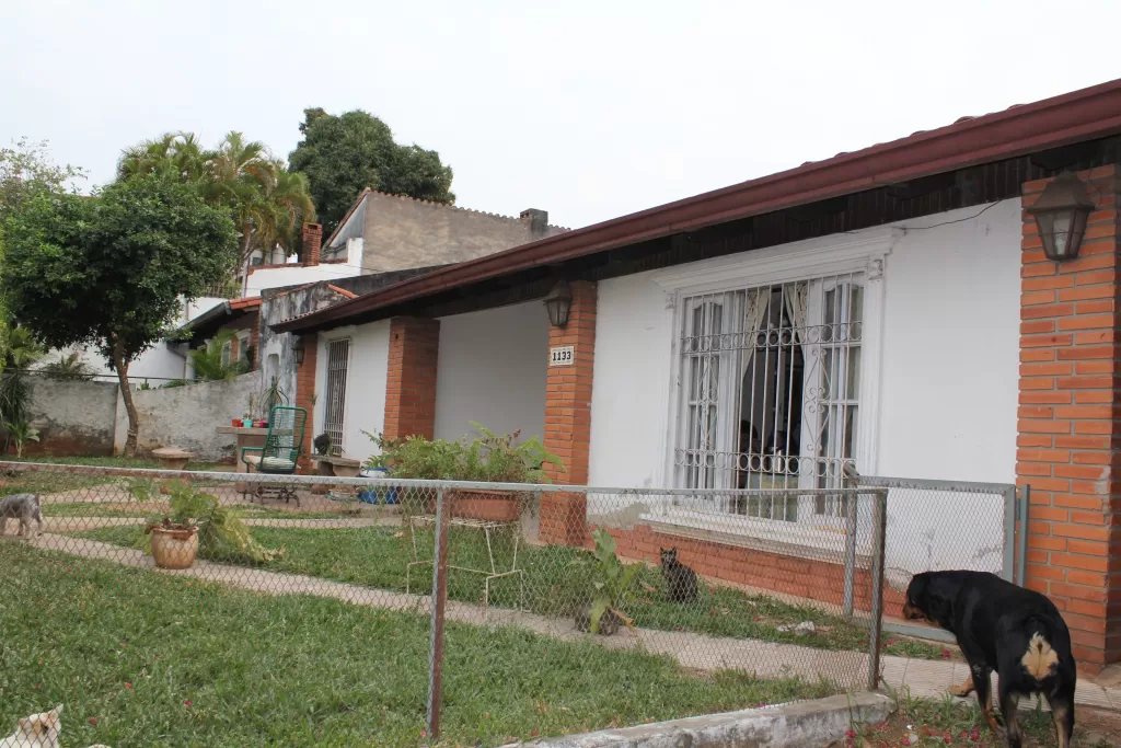 VENDO AMPLIA RESIDENCIA... IDEAL PARA INVERSIÓN!! — foto 2