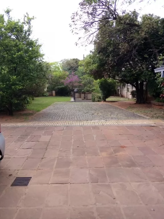 VENDEMOS RESIDENCIA EN VILLA MORRA- UBICACIÓN INMEJORABLE — foto 2