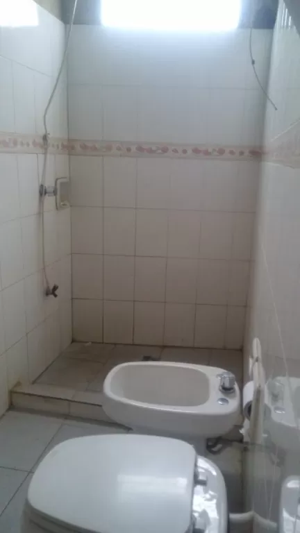Alquilo pieza con baño, zona barrio jara — foto 2