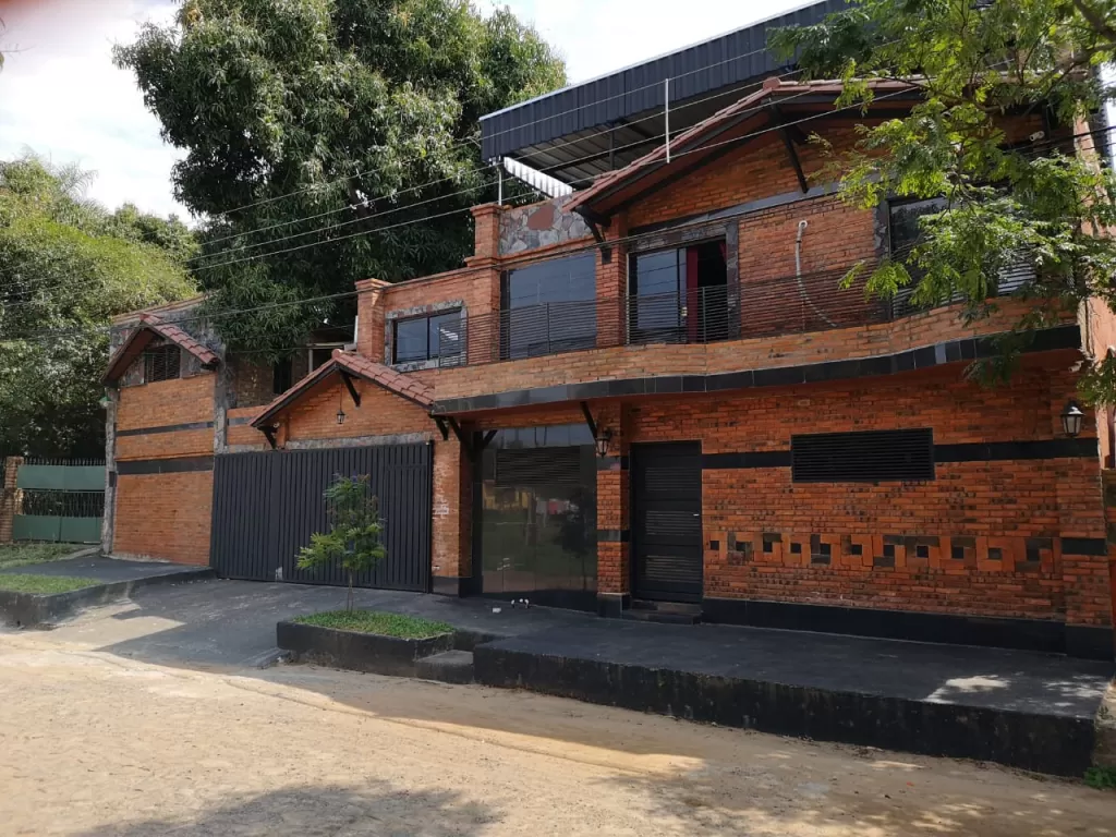 REMATO HERMOSA CASA EN LUQUE — foto 2