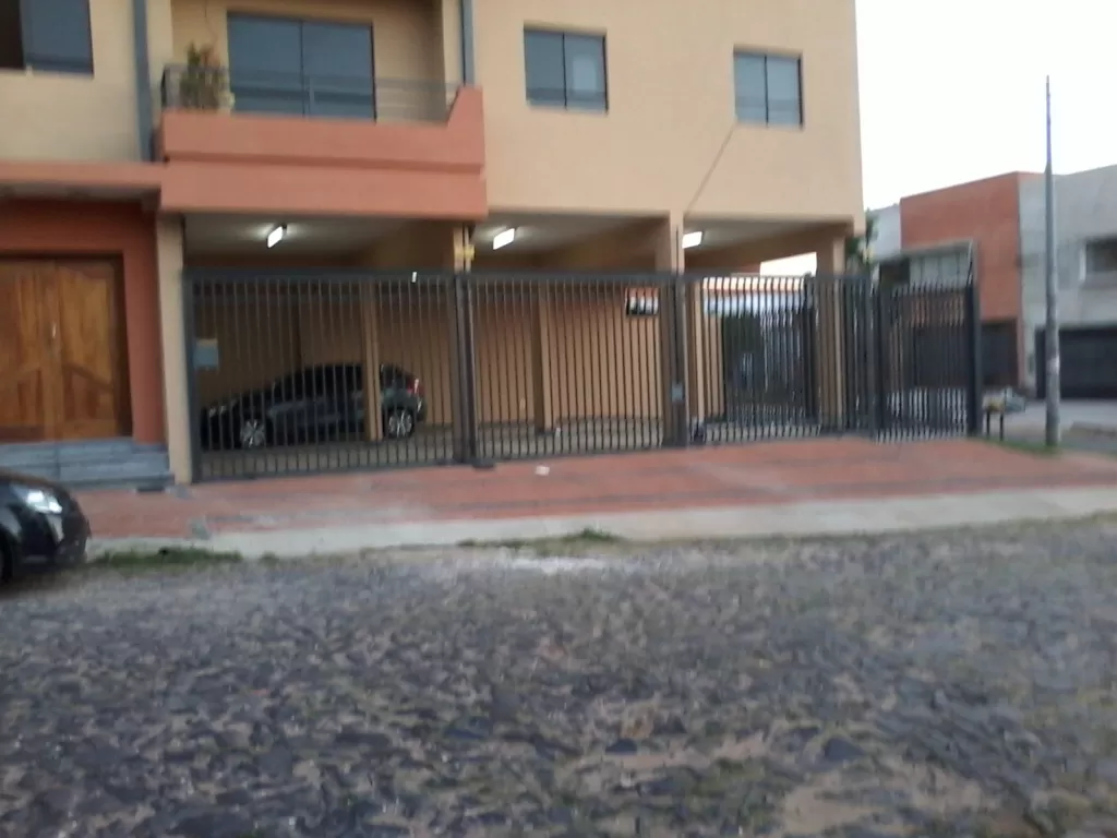 Amplio depto. a una cuadra de Av. Brasilia, frente a confiteria Alemana — foto 2