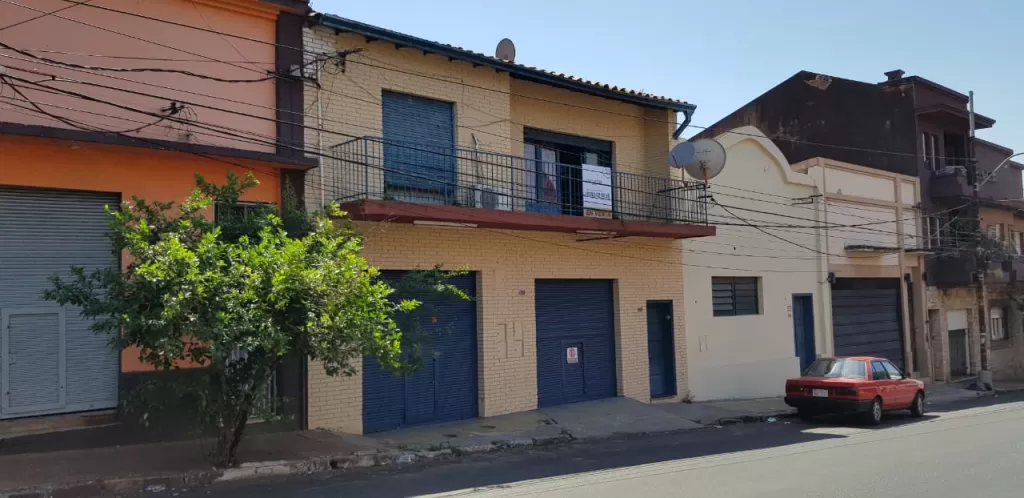 EN VENTA CASA CON SALÓN COMERCIAL SOBRE MONTEVIDEO. — foto 2