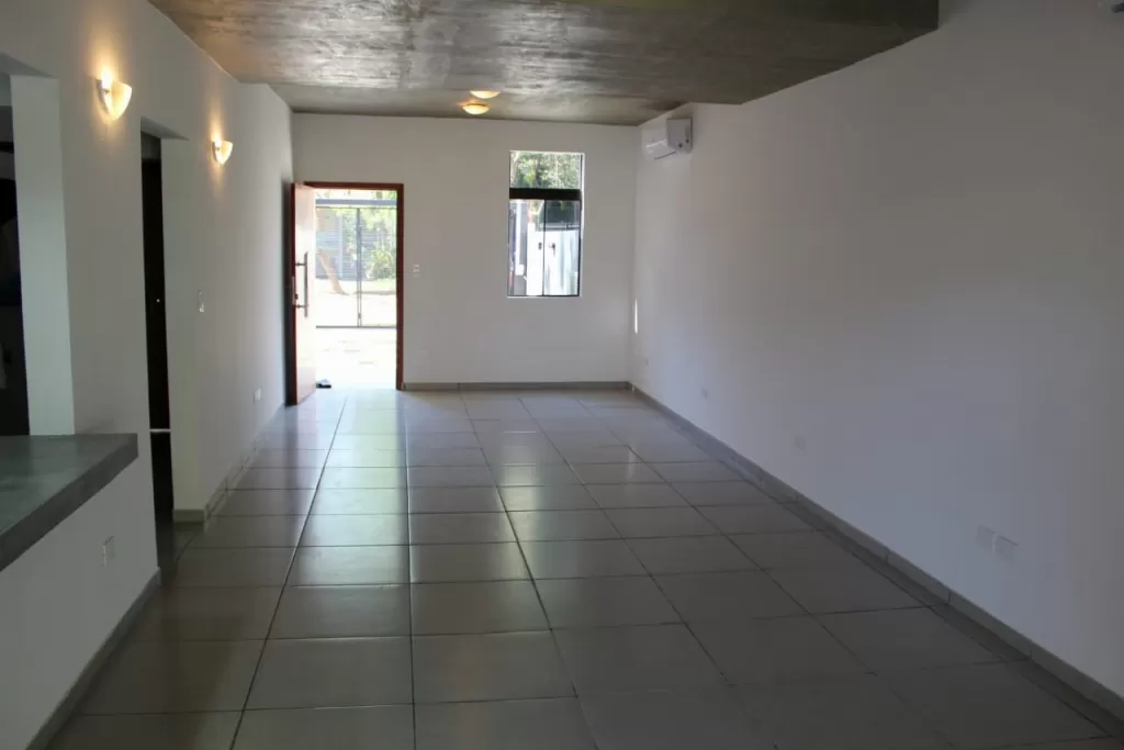 VENDO AMPLIO DUPLEX EN LOS MANANTIALES LUQUE (BARRIO ALTO) — foto 2