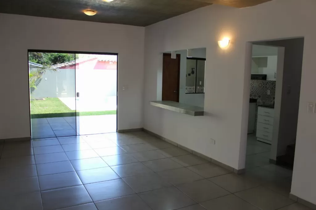 VENDO AMPLIO DUPLEX EN LOS MANANTIALES LUQUE (BARRIO ALTO) — foto 3