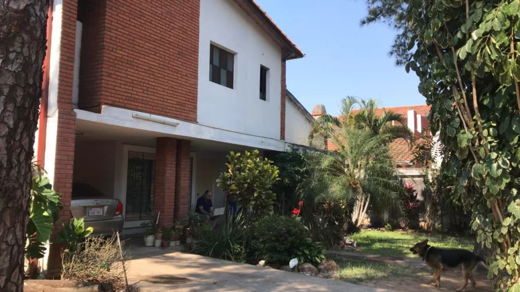 INMOBILIARIA VENDE CASA a una cuadra de la Av. Artigas, Zona Hospital Geriátrico del IPS. — foto 2