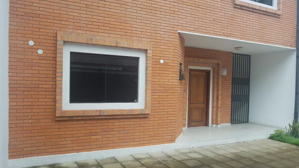 Vendo Hermosa Casa en Sajonia- Frente a la Plaza — foto 2