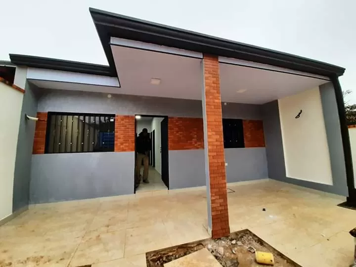 VENDO HERMOSA CASA EN VILLA ELISA ZONA HOSPITAL MATERNO COD 2442 PRECIO: 250.000.000 GS. — foto 2