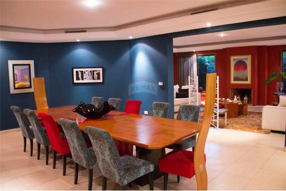 VENDO IMPORTANTE RESIDENCIA EN MBURUCUYA CERCA DEL LUMEN — foto 2