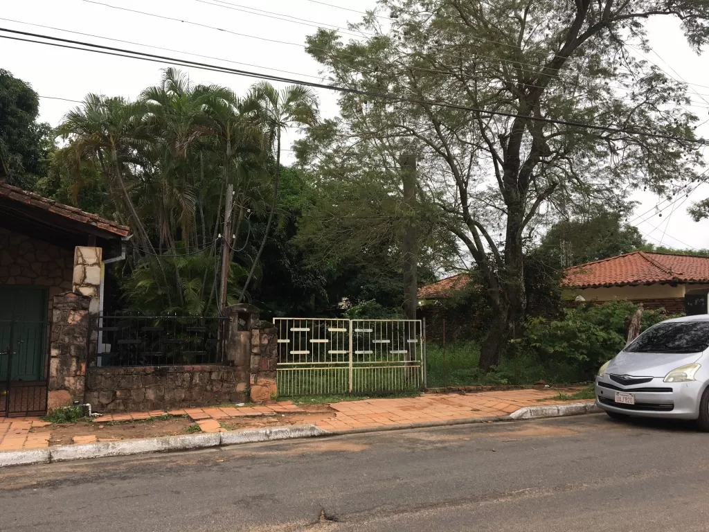 VENDO TERRENO CON CASA- EXCELENTE UBICACION EN EL CENTRO DE YPACARAI — foto 2