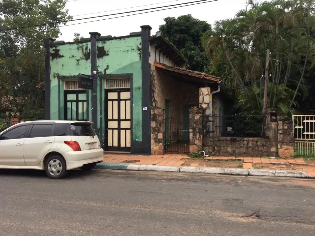 VENDO TERRENO CON CASA- EXCELENTE UBICACION EN EL CENTRO DE YPACARAI — foto 3