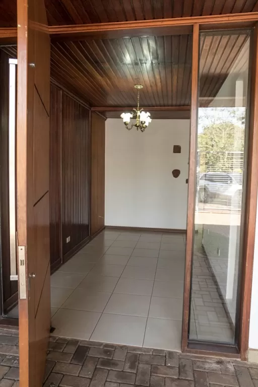 CASA EN EXCLUSIVO BARRIO RESIDENCIAL EN CIUDAD DEL ESTE — foto 3