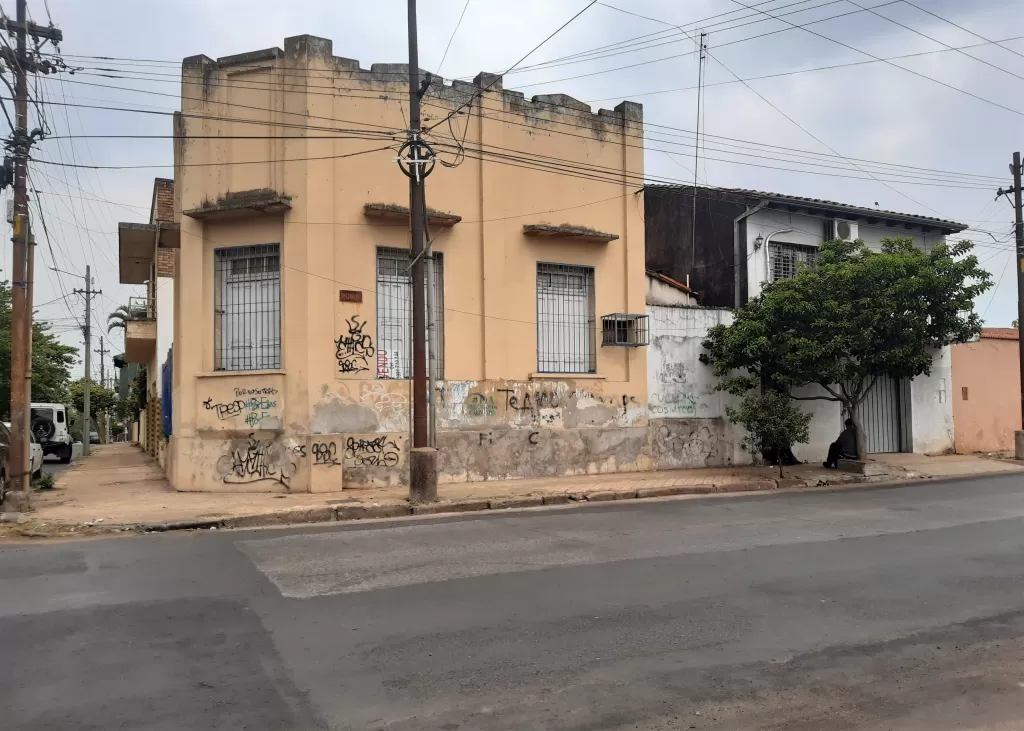TERRENO EN ESQUINA CON CASA A DEMOLER ZONA CENTRICA DE ASUNCION! — foto 2