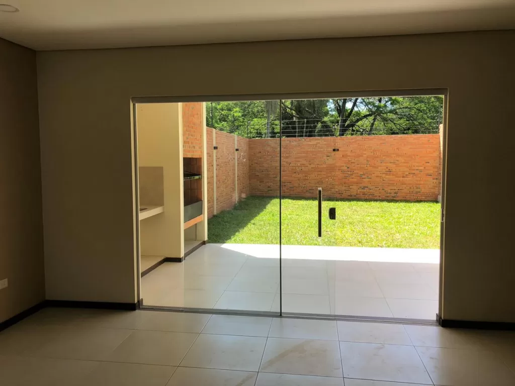 VENDO HERMOSO DÚPLEX EN LAMBARÉ. F3180. — foto 3