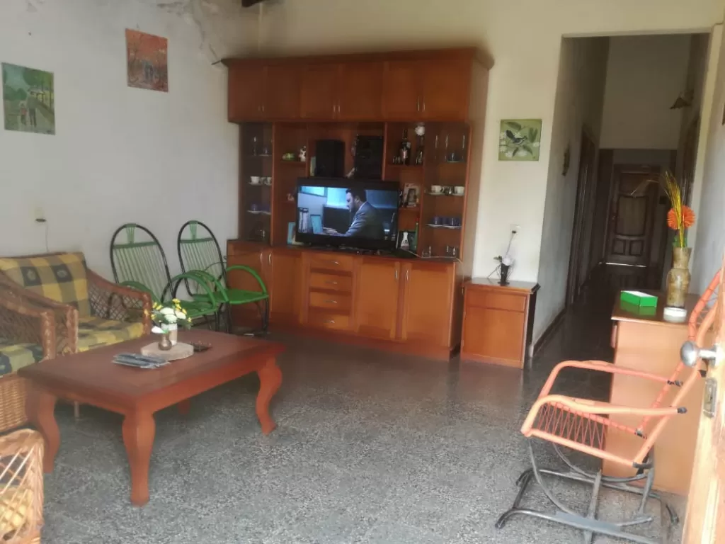 HERMOSA CASA A 5 MINUTOS DE LA COSTANERA — foto 2