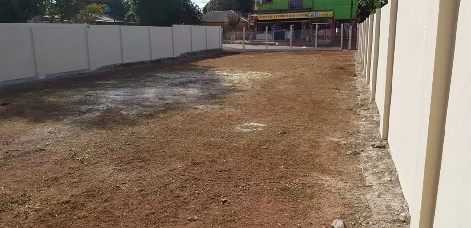 VENDO HERMOSO TERRENO EN CIUDAD DEL ESTE COMPLETAMENTE AMURALLADO. COD. 2555 — foto 2
