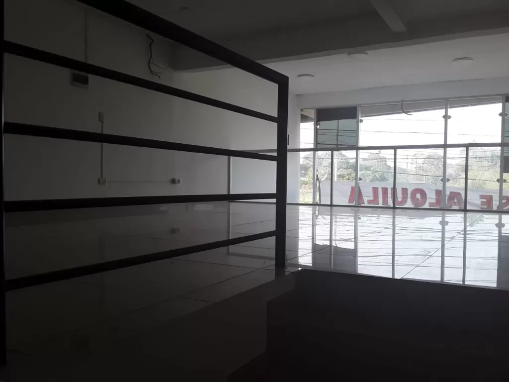 Salon comercial sobre super carretera — foto 2
