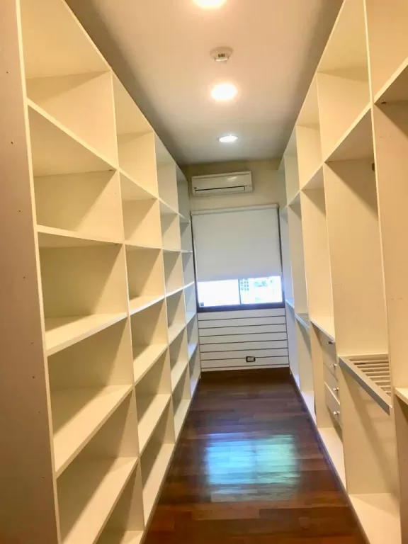 A PASOS DEL SHOP DEL SOL: BELLÍSIMA RESIDENCIA, 4 SUITES, GRAN PARQUE - 2.500 USD. — foto 3